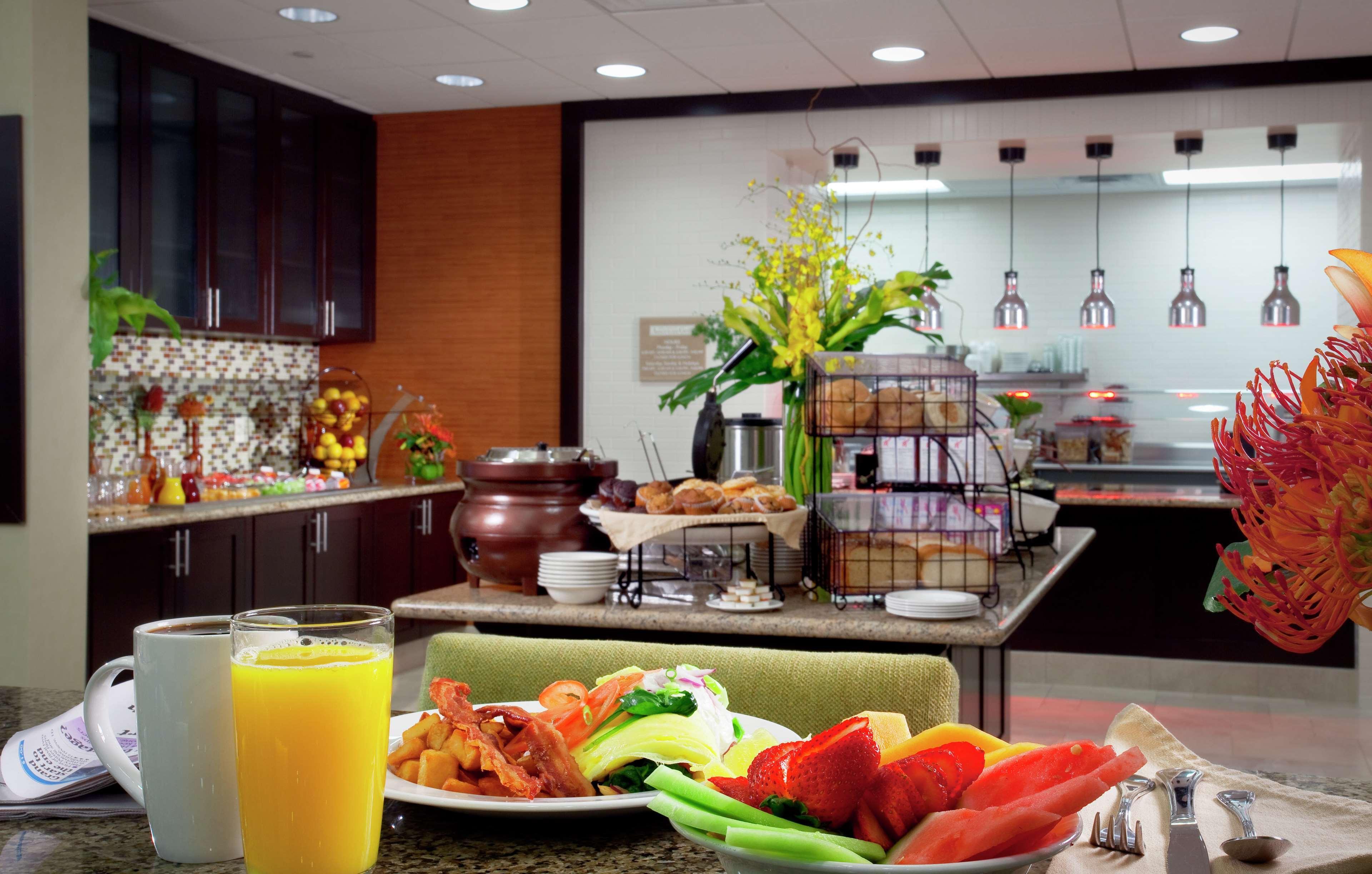 Hilton Garden Inn Seattle/בות'ל מסעדה תמונה